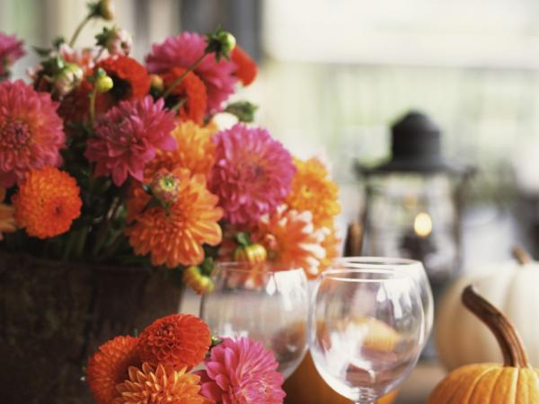 10 cách trang trí bàn ăn với hoa khiến mùa thu bừng sáng trong nhà của bạn
